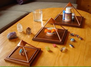 Handgemaakte Koperen piramide met shri Yantra