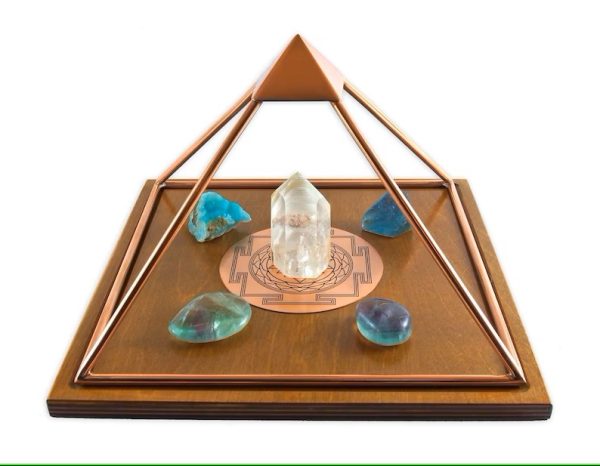 Handgemaakte Koperen piramide met shri Yantra