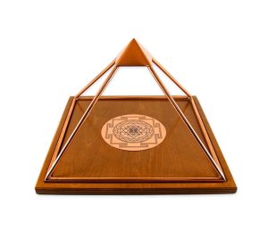 Handgemaakte Koperen piramide met shri Yantra